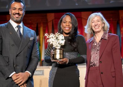 Mejor maestra del mundo: enseña a inmigrantes latinos